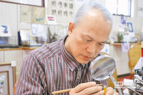 臺(tái)灣毫芒雕刻家陳逢顯鉛筆尖上雕羊祝兩岸和平 臺(tái)灣毫芒雕刻家陳逢顯鉛筆尖上雕羊祝兩岸和平