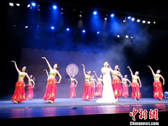 “八桂鄉(xiāng)音”唱響臺北展?jié)庥魪V西風(fēng)情(圖)