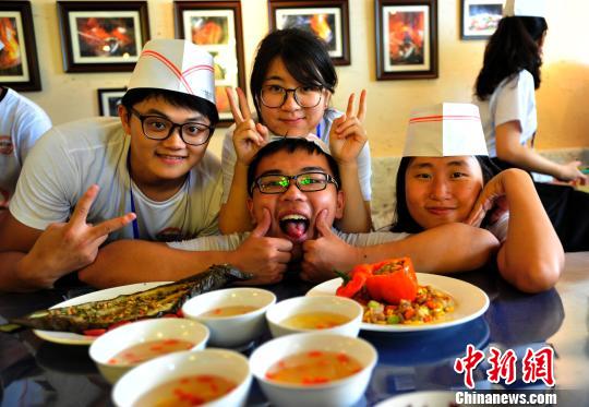 川臺(tái)兩地大學(xué)生成都“尋麻問(wèn)辣”以廚會(huì)友