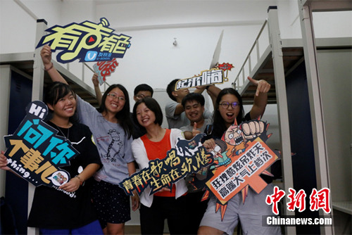 臺(tái)灣大學(xué)生在大陸高校宿舍內(nèi)合影