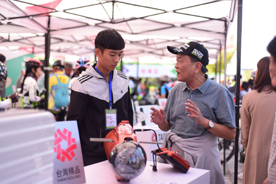 ܇���cǰ�������?j��)H1�����피�(j��)��·����܇���Ɇ����ۯB�ı�yʽ�ܲ��C(j��)�������x�ҿ�UV�ġ��ï�����(d��ng)�������b��߀���ܜ�(zh��n)�_�ɜy(c��)�ķ��(d��ng)���A(y��)֪���L(f��ng)��Ѫ��Ӌ(j��)�����������������ṩ�o���t(y��)������c��������ġ��ɔyʽ�ă�(ch��)��ϵ�y(t��ng)�����׶�ȫ܇���ú��յȼ�(j��)���p��̼�w�S���ۯB܇�ȵ����F(xi��n)��(ch��ng)չƷ�լ��MĿ���·f������;��ɵ��O(sh��)Ӌ(j��)��׌��ٝ�@������