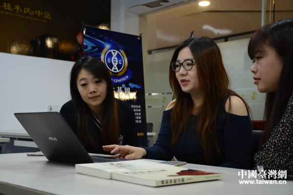 燿麒科技股份有限公司董事長李巧如(中)正在介紹公司業(yè)務(wù)