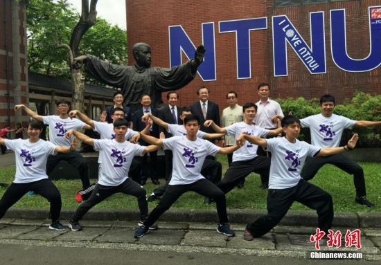 5��31�գ��ɱ�����W��ٛ��һ��2.5�׸ߡ�̫�O�α�ʽ���~����λ���_�����_��������WУ������Ļ���@�����_900������~���Ǳ�����ٛ�����������_����71����У�c���R�Y���~���ϡ��_��̫�O���Ă���Ҳ�������ɰ���У��ͬ����̫�O��ˇ���D���_����W���ڽ�Ļ�xʽ�F�����[̫�Oȭ��·��<a target='_blank' ><p  align=