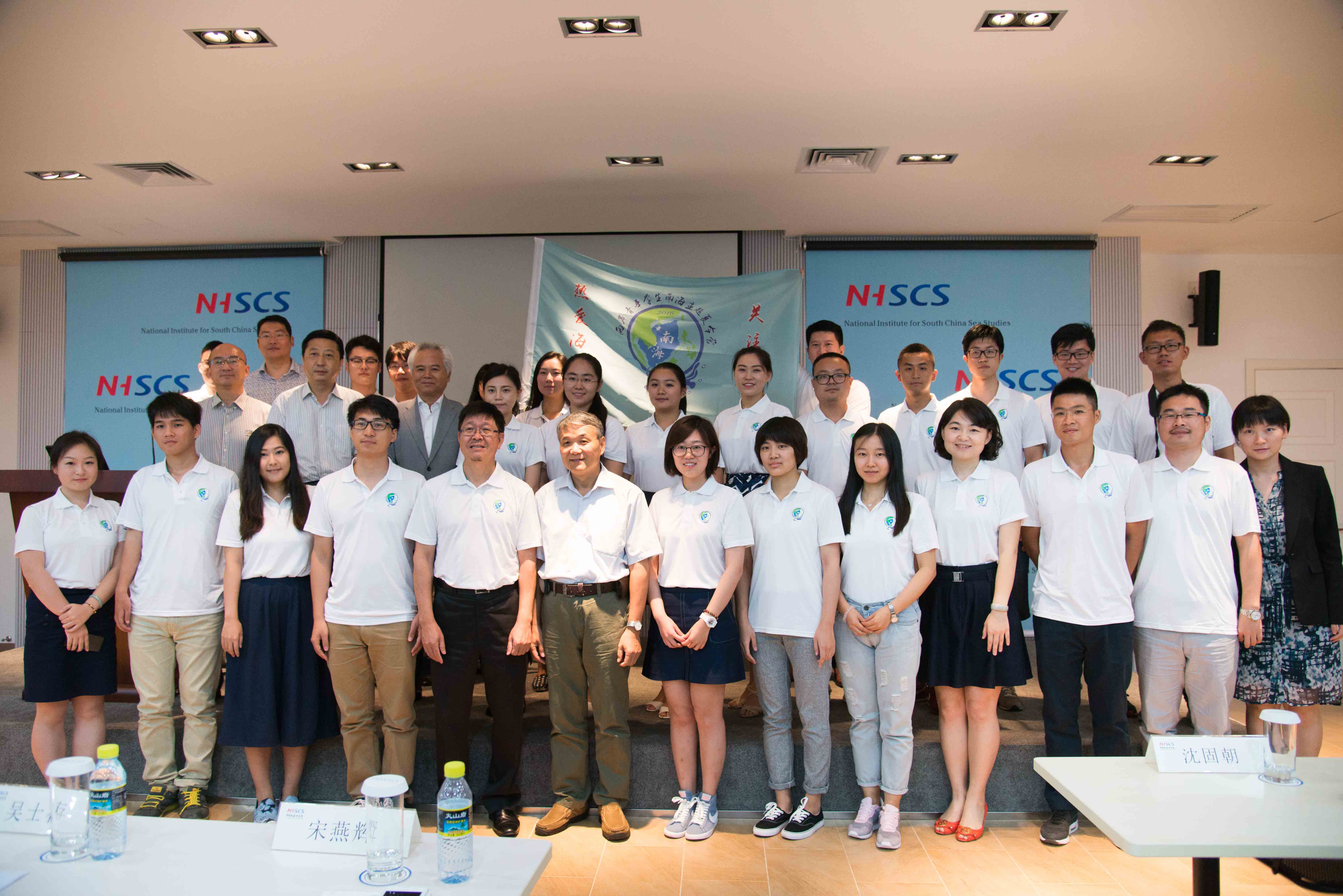 參加開營儀式的嘉賓與全體營員合影(洪堅(jiān)鵬 攝) 參加開營儀式的嘉賓與全體營員合影(洪堅(jiān)鵬 攝)