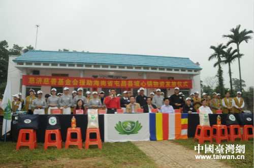 物資發(fā)放儀式現(xiàn)場(chǎng) 物資發(fā)放儀式現(xiàn)場(chǎng)