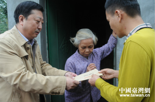 海南省臺辦主任劉耿(左)看望南臺村五保戶王大娘 海南省臺辦主任劉耿(左)看望南臺村五保戶王大娘