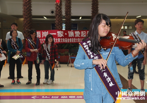 臺灣周大觀文教基金會(huì)創(chuàng)辦人周進(jìn)華率領(lǐng)參訪團(tuán)到鄭州市兒童醫(yī)院舉行“兩岸一家 讓愛起飛”公益活動(dòng) 臺灣周大觀文教基金會(huì)創(chuàng)辦人周進(jìn)華率領(lǐng)參訪團(tuán)到鄭州市兒童醫(yī)院舉行“兩岸一家 讓愛起飛”公益活動(dòng)