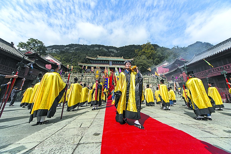 �䮔(d��ng)ɽ�����ϵ��������m��ʽ���{