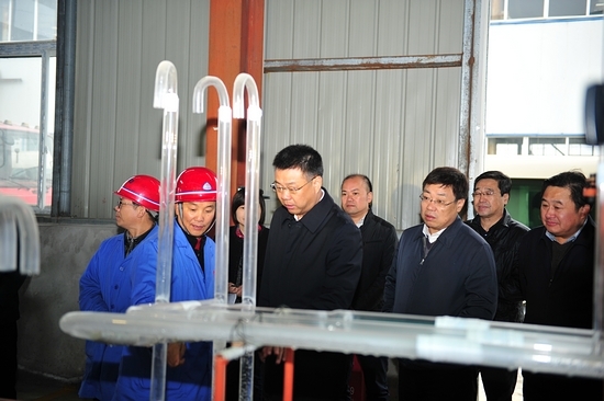 秦軍了解楚凱冶金試劑硫酸項(xiàng)目生產(chǎn)情況 秦軍了解楚凱冶金試劑硫酸項(xiàng)目生產(chǎn)情況