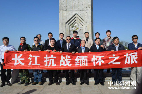 參訪團一行在“張上將自忠殉國處”紀念碑前合影 參訪團一行在“張上將自忠殉國處”紀念碑前合影