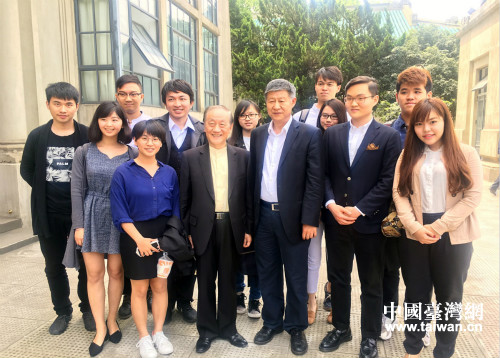 臺灣新黨主席郁慕明一行與武大師生座談抗戰(zhàn)歷史 臺灣新黨主席郁慕明一行與武大師生座談抗戰(zhàn)歷史