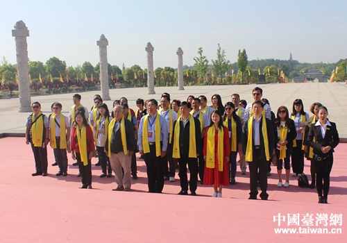 參訪團一行祭拜炎帝神農(nóng) 參訪團一行祭拜炎帝神農(nóng)