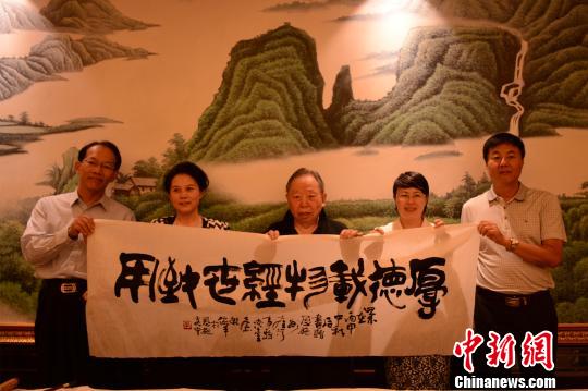 孔依平寫下“厚德載物、經(jīng)世致用”贈(zèng)予恩施 董曉斌 攝