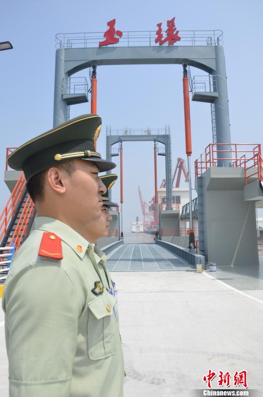 邊檢官兵對(duì)新建成的客貨滾裝碼頭實(shí)施看管 邊檢官兵對(duì)新建成的客貨滾裝碼頭實(shí)施看管