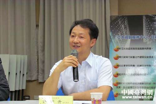 山東省發(fā)改委副巡視員許竹升介紹山東經(jīng)濟社會發(fā)展情況 山東省發(fā)改委副巡視員許竹升介紹山東經(jīng)濟社會發(fā)展情況