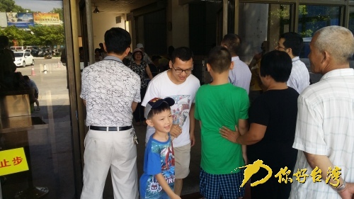 帶著小孩回原鄉(xiāng)過(guò)暑假的臺(tái)胞 帶著小孩回原鄉(xiāng)過(guò)暑假的臺(tái)胞