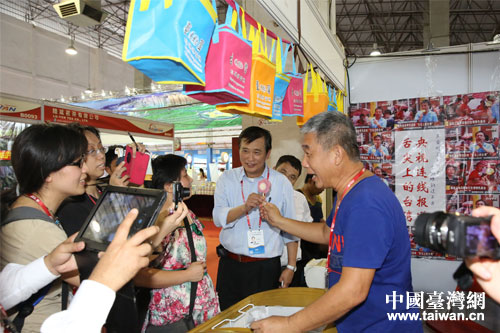 東盟-臺(tái)灣投資協(xié)進(jìn)會(huì)理事長(zhǎng)馮定國(右二)熱情為廠商站臺(tái)推銷