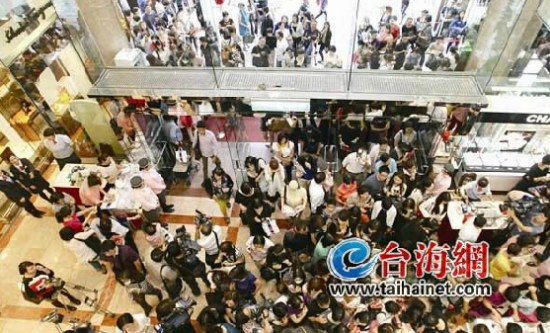 臺百貨周年慶上演價格戰(zhàn)大陸消費者尋代購能手