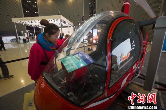 市民近距離參觀輕型直升機(jī) 市民近距離參觀輕型直升機(jī)