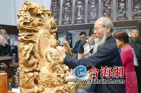吳慶榮在雕刻“五龍觀音” 吳慶榮在雕刻“五龍觀音”