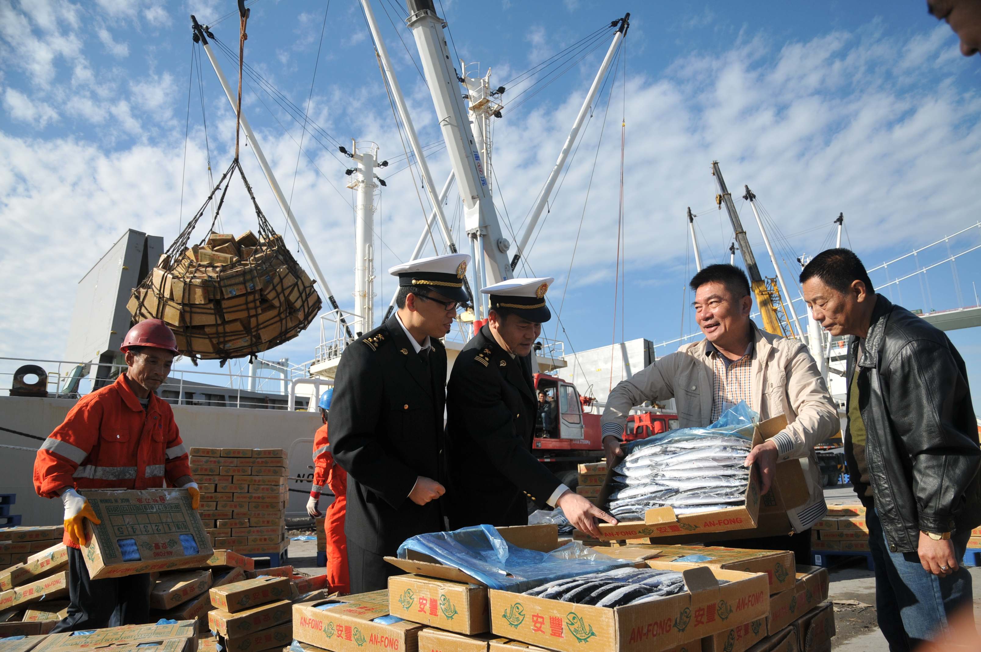 廈門海關(guān)驗(yàn)放今年最大宗臺灣直航進(jìn)口秋刀魚 廈門海關(guān)驗(yàn)放今年最大宗臺灣直航進(jìn)口秋刀魚