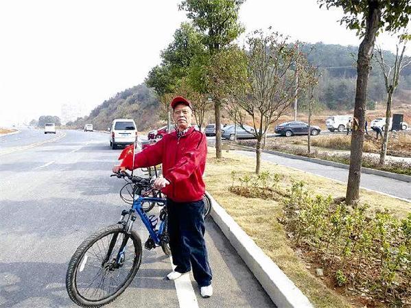 七旬老人騎行臺(tái)灣推介三峽 20年行20萬公里 七旬老人騎行臺(tái)灣推介三峽 20年行20萬公里