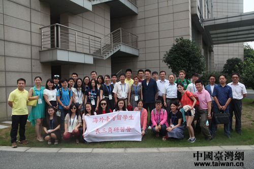 “2015海外臺灣留學生長三角研習營”參加昆山兩岸青年創(chuàng)業(yè)園揭牌儀