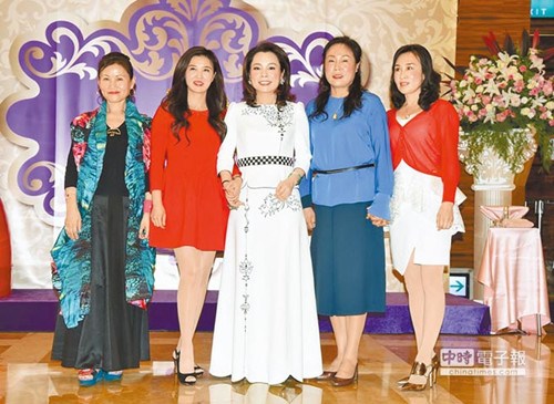 大陸800位貴婦包郵輪光棍節(jié)組團(tuán)抵臺(tái)血拼(圖)