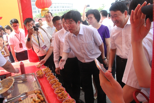 圖5國(guó)臺(tái)辦主任助理周寧與臺(tái)灣攤主互動(dòng)(中國(guó)臺(tái)灣網(wǎng) 蕪?fù)?攝)