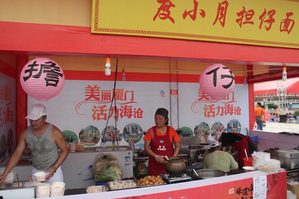 圖9廟會(huì)上的大熱門度小月?lián)忻?中國(guó)臺(tái)灣網(wǎng) 蕪?fù)?攝)