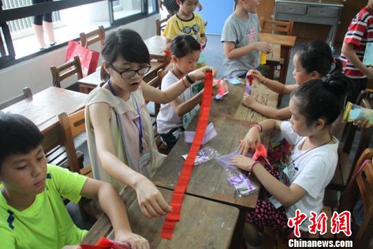 浙臺(tái)青年同吃同住做義工 敞開心扉促交流 浙臺(tái)青年同吃同住做義工 敞開心扉促交流