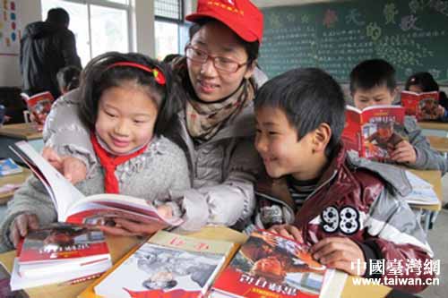 王文均(中)輔導(dǎo)學(xué)生