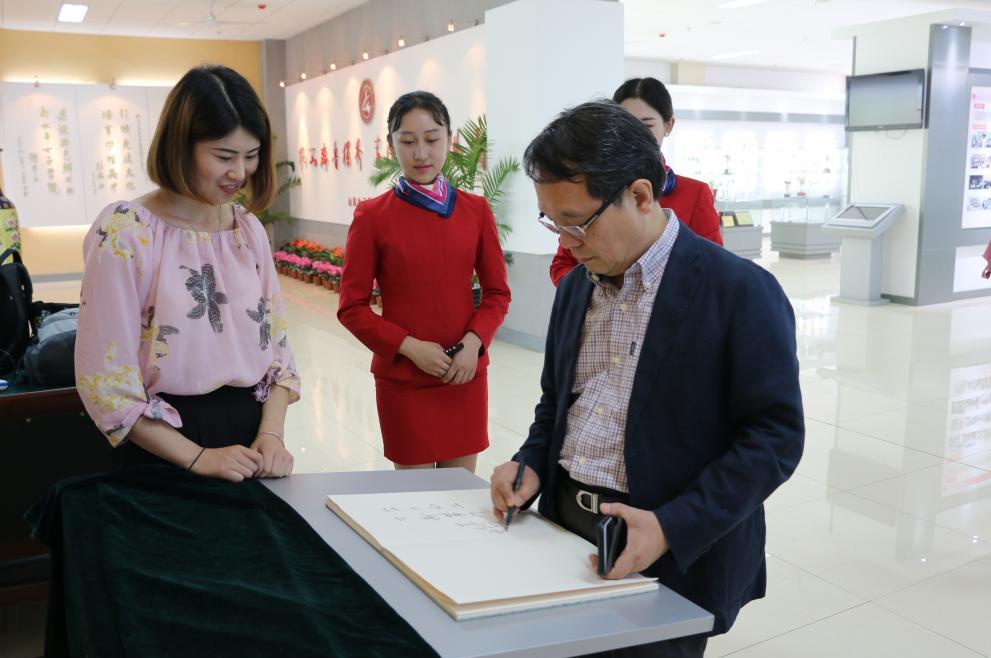 臺灣東海大學(xué)曾華源教授到山東女子學(xué)院作學(xué)術(shù)報告 臺灣東海大學(xué)曾華源教授到山東女子學(xué)院作學(xué)術(shù)報告