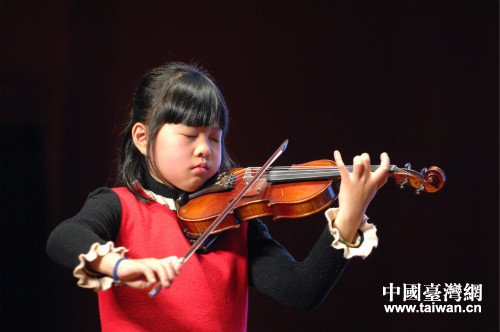 獲獎小選手在音樂會上表演 獲獎小選手在音樂會上表演
