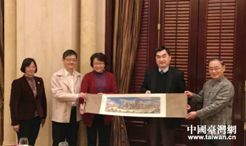 上海市副市長翁鐵慧會見來訪的臺北市副市長鄧家基一行 上海市副市長翁鐵慧會見來訪的臺北市副市長鄧家基一行