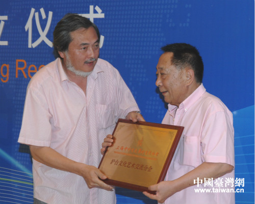 會(huì)長常文駒(右)鄭重地從總會(huì)秘書長手中接過了分會(huì)銘牌 會(huì)長常文駒(右)鄭重地從總會(huì)秘書長手中接過了分會(huì)銘牌