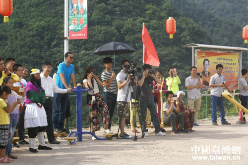 攝制組在拍攝垴上村的牛斗虎表演 攝制組在拍攝垴上村的牛斗虎表演