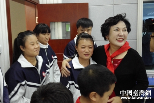 臺商董淑貞女士(右一)與受助學生親切交流 臺商董淑貞女士(右一)與受助學生親切交流