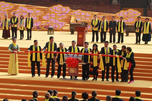 出席開幕式的領(lǐng)導(dǎo)及兩岸嘉賓推桿宣布活動(dòng)開幕 出席開幕式的領(lǐng)導(dǎo)及兩岸嘉賓推桿宣布活動(dòng)開幕