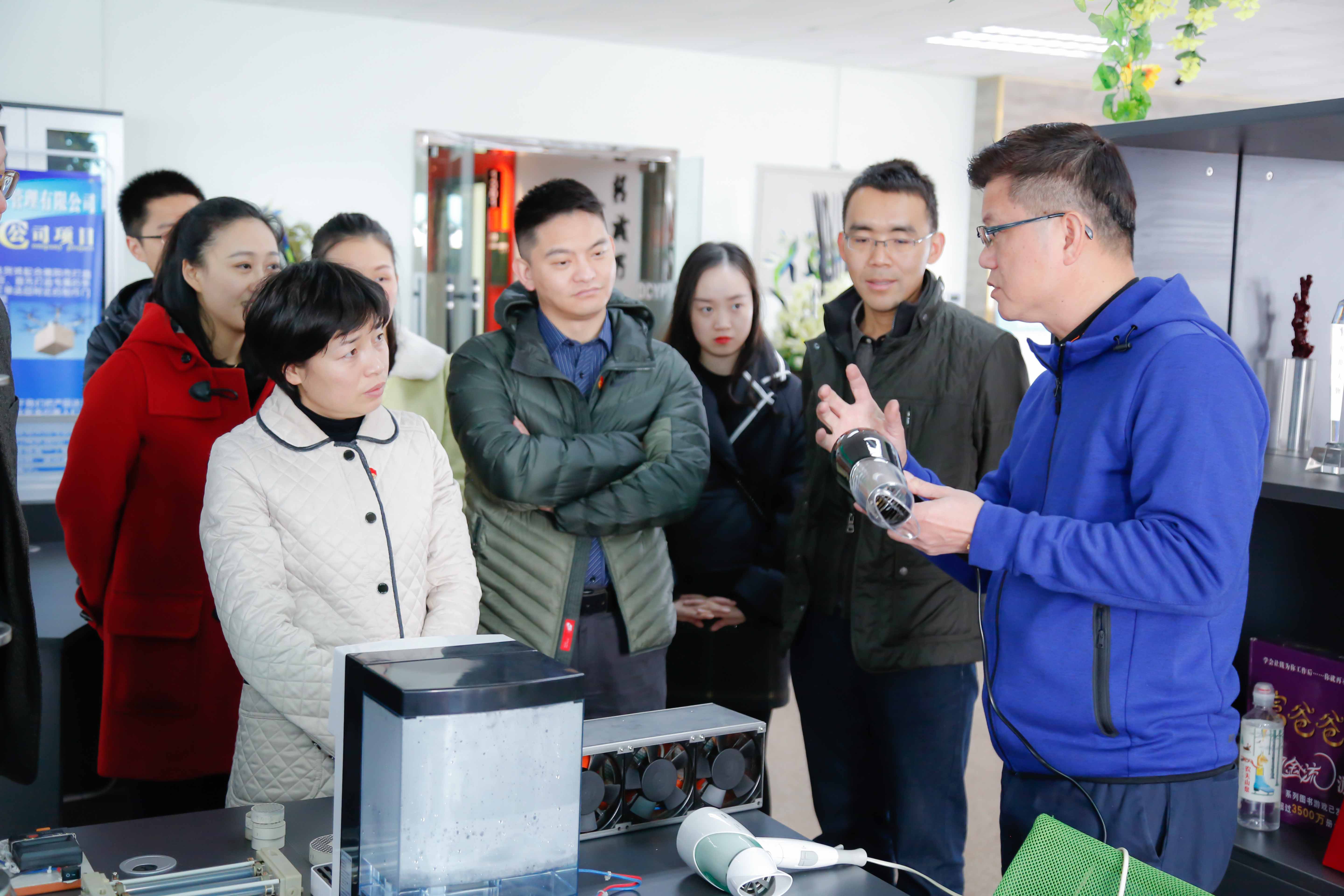 劉會英(左一)與臺灣創(chuàng)業(yè)青年交流創(chuàng)業(yè)項目 劉會英(左一)與臺灣創(chuàng)業(yè)青年交流創(chuàng)業(yè)項目