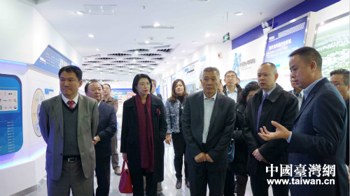 王志中(前排右三)一行參訪德陽高新區(qū)科技企業(yè)孵化中心 王志中(前排右三)一行參訪德陽高新區(qū)科技企業(yè)孵化中心