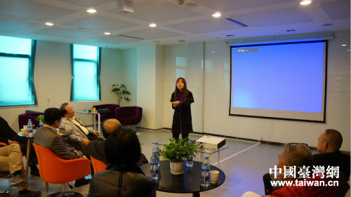 王志中一行聽取臺(tái)灣青年劉小愛的創(chuàng)業(yè)項(xiàng)目介紹 王志中一行聽取臺(tái)灣青年劉小愛的創(chuàng)業(yè)項(xiàng)目介紹