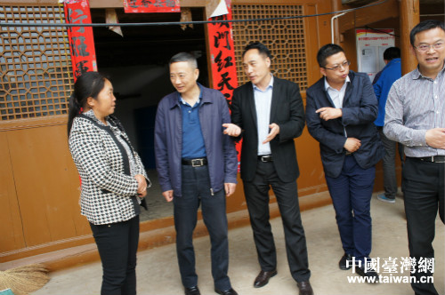 周敏謙深入村民家中了解情況 周敏謙深入村民家中了解情況