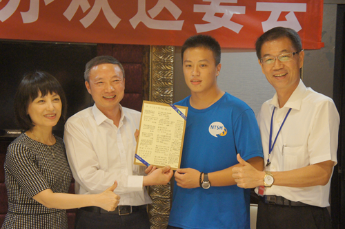 臺(tái)東高中學(xué)生代表(右二)向四川省臺(tái)辦主任周敏謙(左二)致贈(zèng)感謝卡 臺(tái)東高中學(xué)生代表(右二)向四川省臺(tái)辦主任周敏謙(左二)致贈(zèng)感謝卡