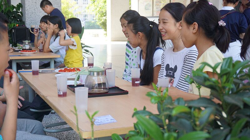 來自兩岸的營員們結(jié)對開展相互交流 來自兩岸的營員們結(jié)對開展相互交流