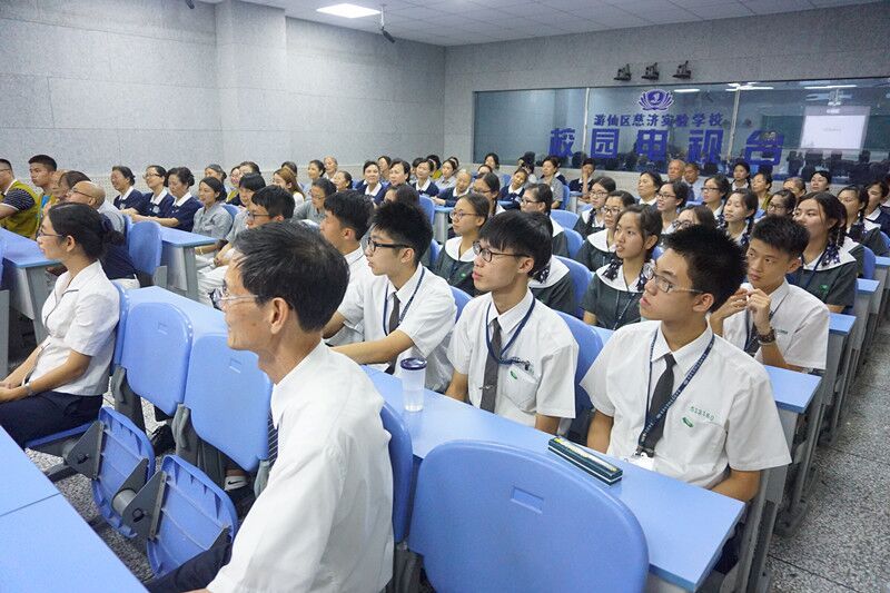 營員們聆聽“勇做科技創(chuàng)新‘小創(chuàng)客’”專題報(bào)告 營員們聆聽“勇做科技創(chuàng)新‘小創(chuàng)客’”專題報(bào)告