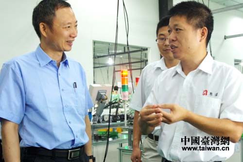 四川省臺辦主任周敏謙(左)考察德陽帛漢電子有限公司