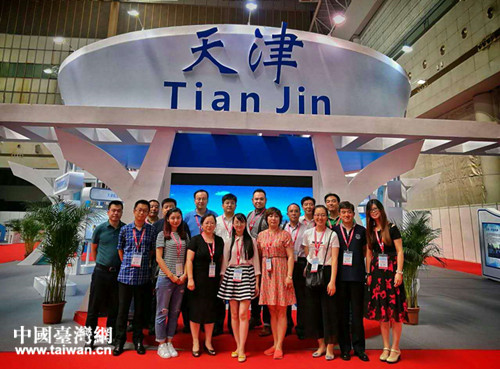 代表團在天津展區(qū)前合影 代表團在天津展區(qū)前合影