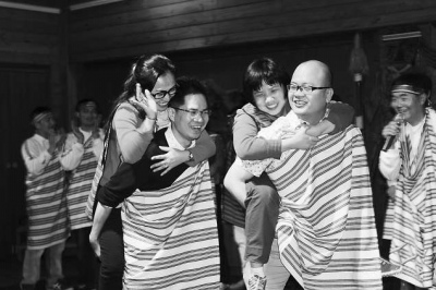 廈門(mén)新人在臺(tái)灣花蓮體驗(yàn)“背新娘”搶婚民俗