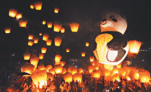 2014臺(tái)灣燈會(huì)開幕賞燈游客萬(wàn)頭攢動(dòng)(圖)